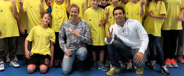 Laura Letrari e Mirco Di Tora insieme ad alcuni bambini dello swim camp NESC