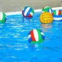 Palloni da pallanuoto galleggiano in piscina