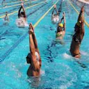Nuotatori che fanno gambe delfino in sospensione