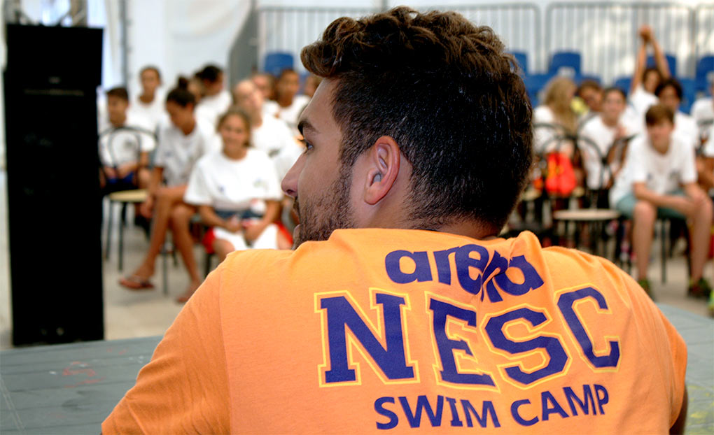 Gabriele Detti con la maglietta dei camp nuoto NESC
