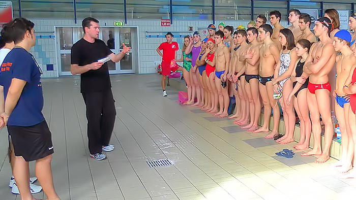 Mirko Mazzoli a bordo vasca si confronta con i nuotatori